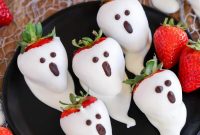 Strawberry Ghosts: Spooky Dessert Idea for Parties