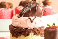 Neapolitan-Style Cupcakes: Strawberry, Vanilla & Chocolate Treats