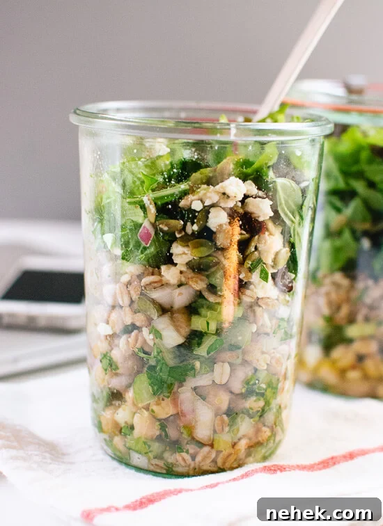 Mason Jar Chickpea, Farro & Greens Salad with Lunch-Packing Tips 8 Mason jar chickpea, farro and greens salad recipe. Recipe makes enough for 5 lunches! - cookieandkate.com