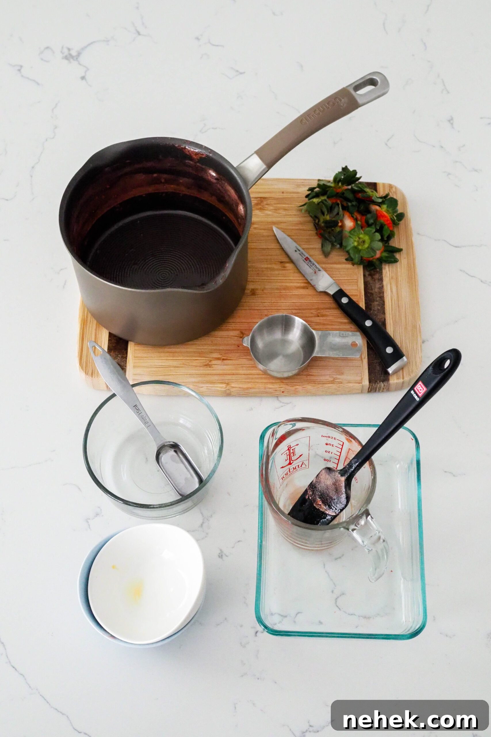 Dishes used to make strawberry champagne jam.